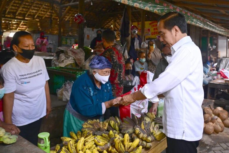Presiden Kunjungi Pasar Malang Jiwan Colomadu, Bagikan BLT dan Cek Harga Komoditas