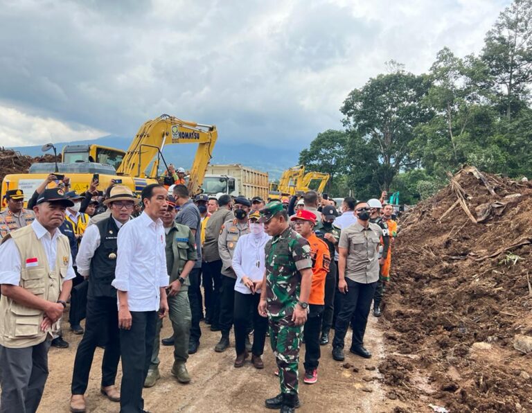 Presiden Tinjau Gempa di Cianjur, Sampaikan Duka Cita dan Instruksikan Penanganan Korban