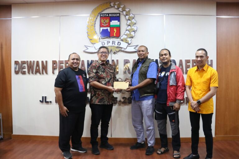 Peduli Korban Gempa Cianjur, DPRD Kota Bogor Salurkan Bantuan Melalui PWI dan Gerakan Anak Negeri