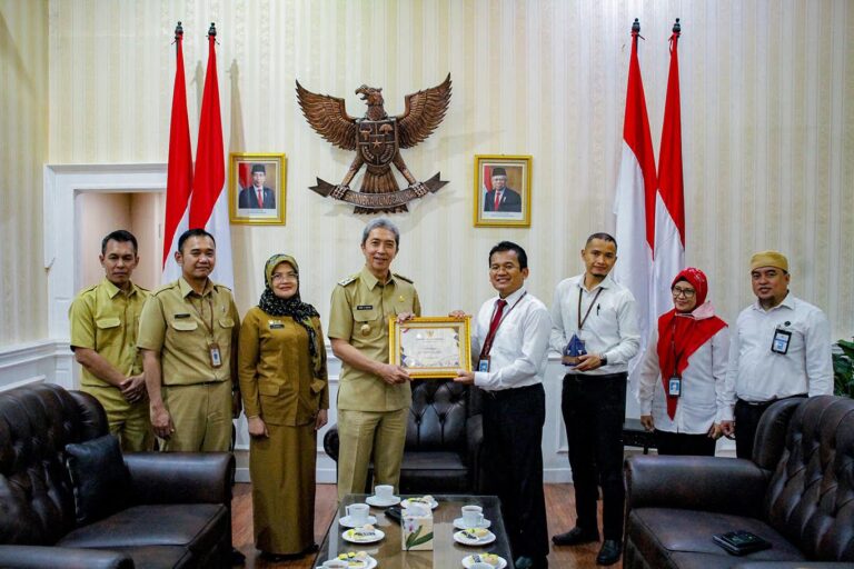 Dedie Rachim Terima Piagam dan Plakat 6 Kali Berturut-turut WTP Kota Bogor