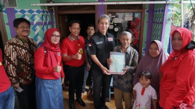 Dedie Rachim dan Kepala BPN Kota Bogor Bagikan Sertifikat PTSL di Sukadamai