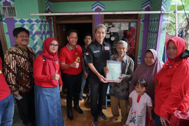 Dedie Rachim dan Kepala BPN Kota Bogor Bagikan Sertifikat PTSL di Sukadamai