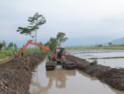 Korban Bencana Banjir di Kecamatan Ciparay dan Bojongsoang Bandung Ditinjau Bupati