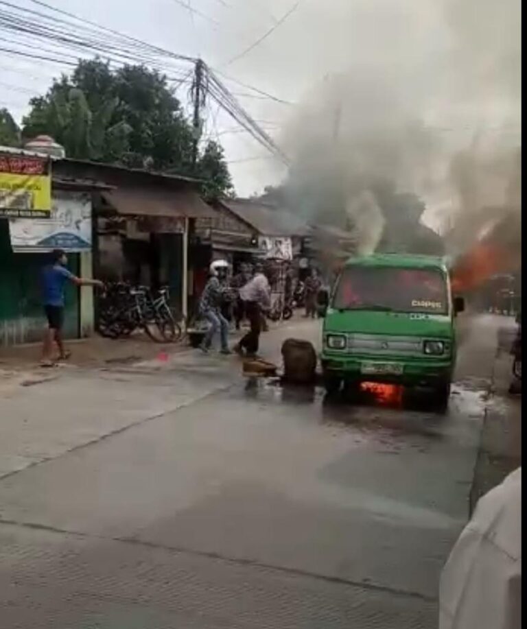 Angkot di Tamansari Bogor Hangus Terbakar
