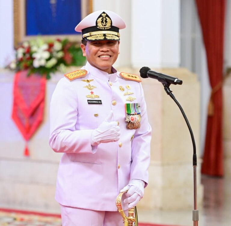 Presiden Lantik Muhammad Ali sebagai KSAL di Istana Negara