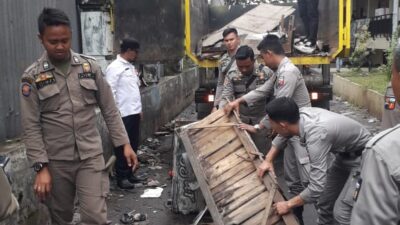 Lingkungan Mesjid Agung Pasar Kebon Kembang Ditertibkan Satpol PP