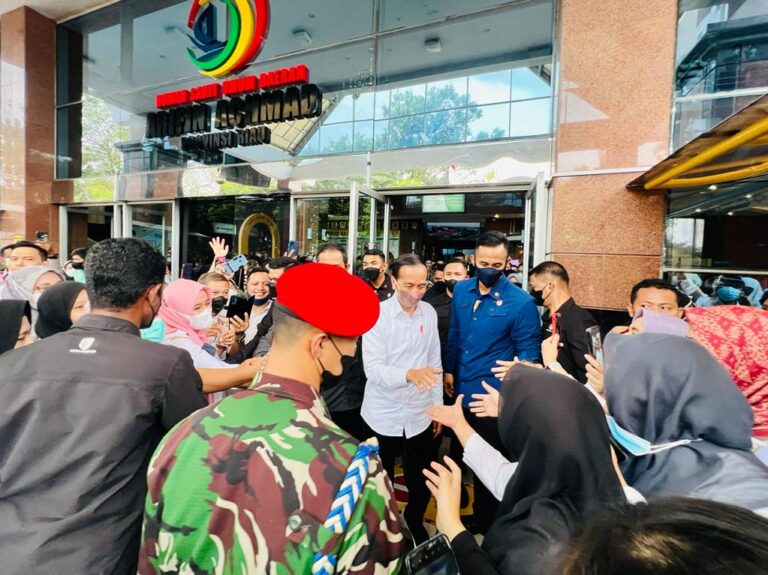 Presiden Cek Pelayanan di RSUD Arifin Achmad Pekanbaru