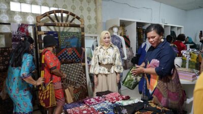 Dedie – Yantie Rachim Bawa GOW Manokwari ke Kampung Batik Cibuluh