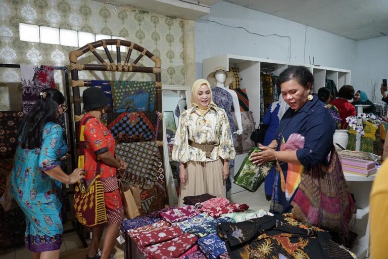 Dedie – Yantie Rachim Bawa GOW Manokwari ke Kampung Batik Cibuluh
