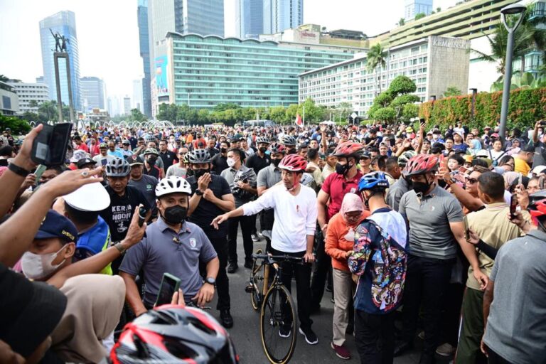 Masyarakat Komentari Presiden Jokowi saat Bersepeda di Kawasan CFD Sudirman-Thamrin