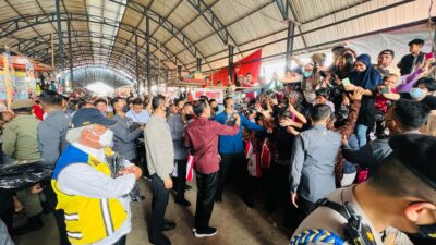 Masyarakat Kota Manado Teriaki Jokowi