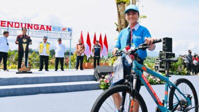 Presiden Berikan Kuis Berhadiah Sepeda di Bendungan Kuwil Kawangkoan