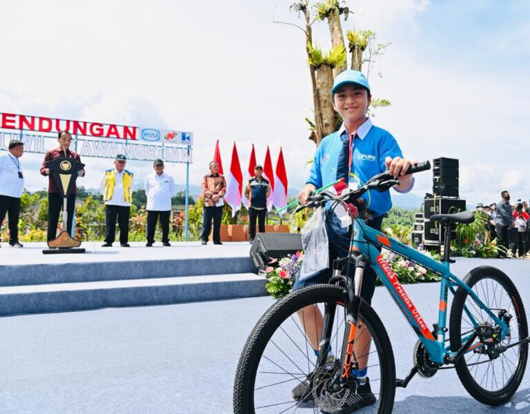 Presiden Berikan Kuis Berhadiah Sepeda di Bendungan Kuwil Kawangkoan