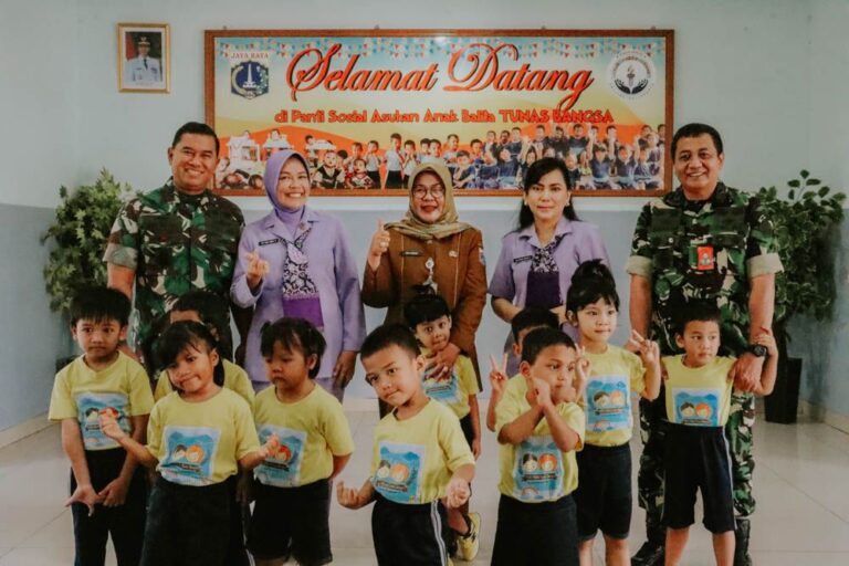 Baksos <strong>Srenum TNI dan IKKT PWA Cabang 7</strong> Kunjungi Panti Sosial Asuhan Anak Balita Tunas Bangsa di Cipayung