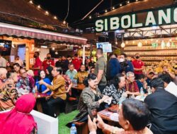 Presiden Jokowi Makan Durian Bersama Pemred, Nikmati Malam di Medan