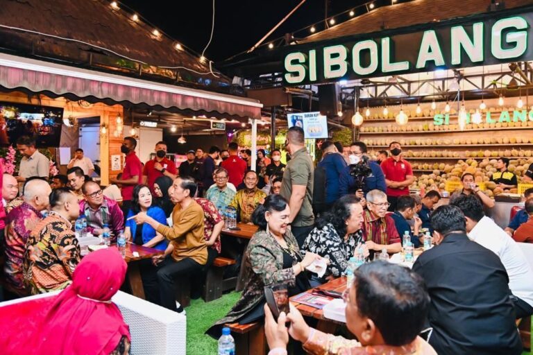 Presiden Jokowi Makan Durian Bersama Pemred, Nikmati Malam di Medan
