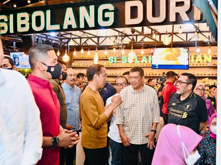 Cerita Para Pemred saat Makan Durian Bersama Presiden Jokowi
