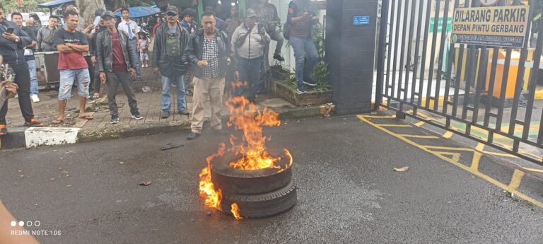Diduga Adanya Mafia Tanah Dalam Pengadilan Agama Kota Bogor, Massa Gelar Aksi di Depan Gerbang Pengadilan
