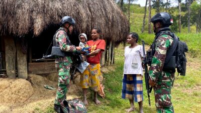 Door To Door Pos Malagayneri Satgas Yonif Mekanis 203/AK Bantu Warga Desa Nambu Papua