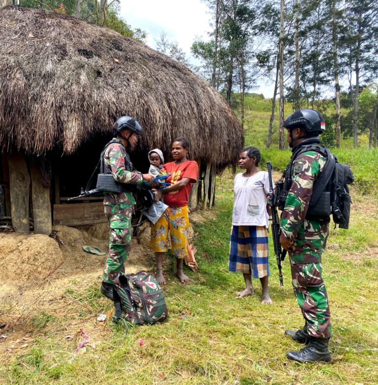 Door To Door Pos Malagayneri Satgas Yonif Mekanis 203/AK Bantu Warga Desa Nambu Papua