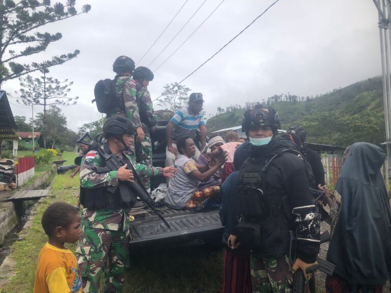 Anggota TNI Evakuasi Mama Papua yang Terluka Dibagian Payudara