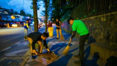 <em>Apresiasi Petugas Kebersihan, Ratusan ASN Sapu Jalan di 64 Titik di Kota Bogor</em>