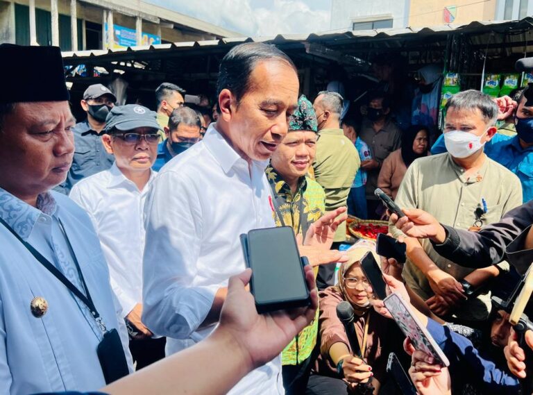 Presiden Cek Harga Kebutuhan Pokok di Pasar Baleendah Bandung