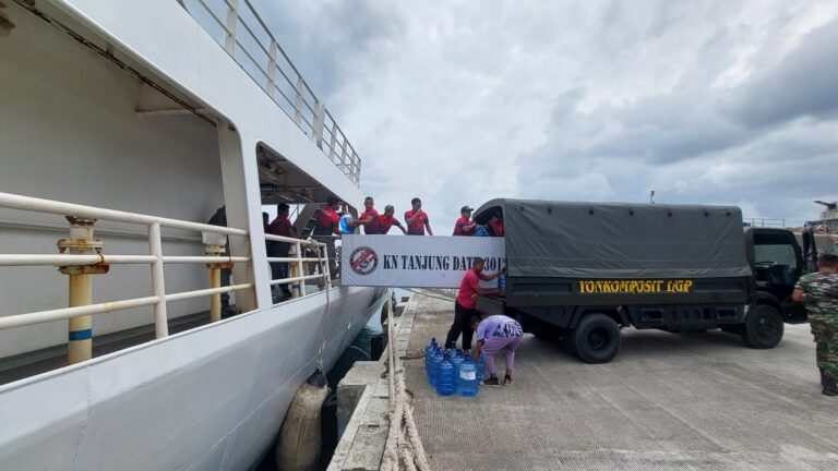 KN. Tanjung Datu-301 Angkut Ribuan Paket Bansos Korban Longsor ke Pulau Serasan Natuna