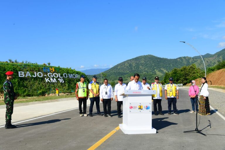 <em>Resmikan Jalan Akses Labuan Bajo-Golo Mori, Presiden: Dorong Pengembangan Kawasan</em>