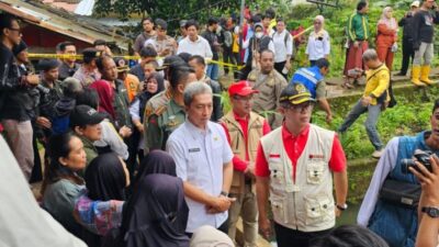 Gerak Cepat, Wakil Ketua dan Anggota DPRD Serta Dedie Rachim Datangi Lokasi Longsor di Kelurahan Empang