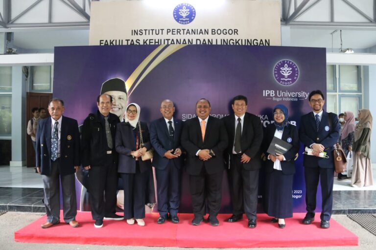 Ketua DPRD Kota Bogor, Atang Trisnanto Dapatkan Gelar Doktor dari IPB University