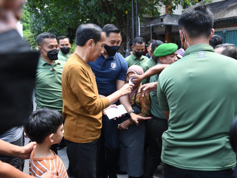 Presiden Bagikan Bantuan untuk Masyarakat di Surakarta