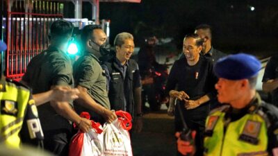 Diseberang Balai Kota Bogor, Dedie Rachim Dampingi Presiden Jokowi Bagikan Paket Sembako