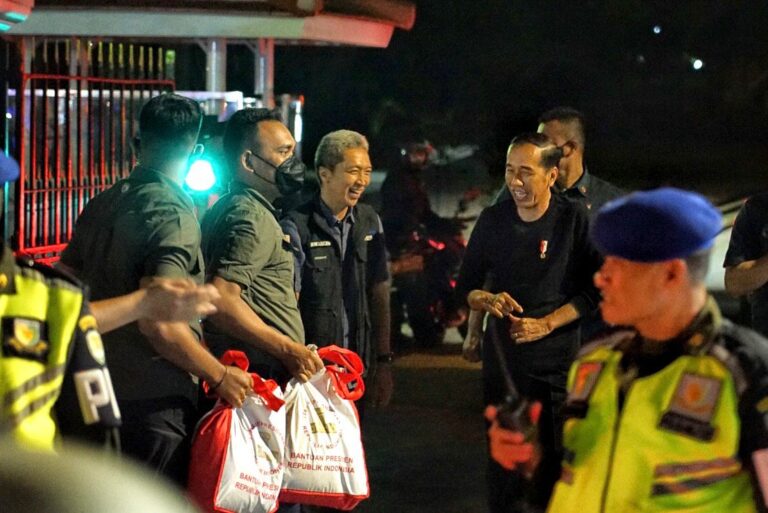 Diseberang Balai Kota Bogor, Dedie Rachim Dampingi Presiden Jokowi Bagikan Paket Sembako