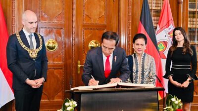 Presiden Jokowi Tandatangani state capital golden book di Town Hall Hannover