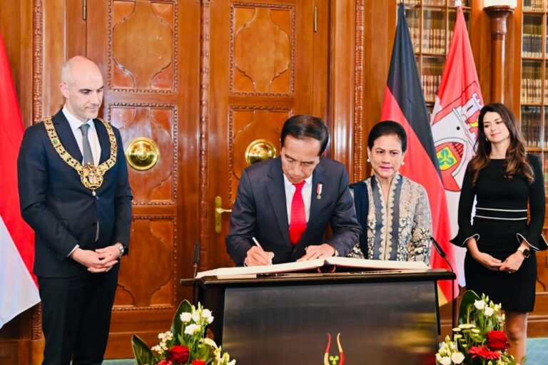 Presiden Jokowi Tandatangani state capital golden book di Town Hall Hannover