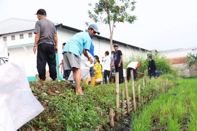 Bupati Bandung Turun Langsung Meninjau Lokasi Banjir dan Tindaklanjuti Aspirasi Masyarakat terhadap Banjir di Desa Pamekaran