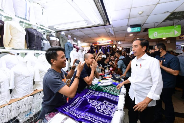 Jokowi Tinjau Aktivitas Perdagangan Pascalebaran di Jakarta
