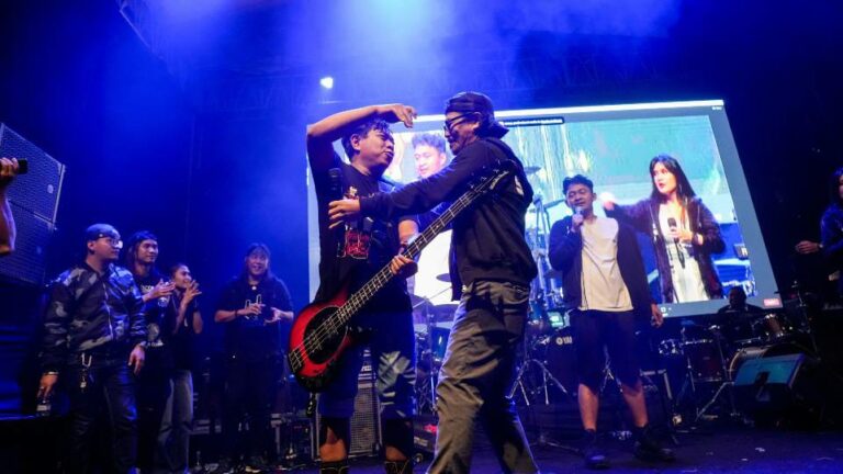 Kolaborasi Savaz Band dengan Vokalis Jamrud dan Roy Jecovox Bikin Pecah Panggung Rock 2023