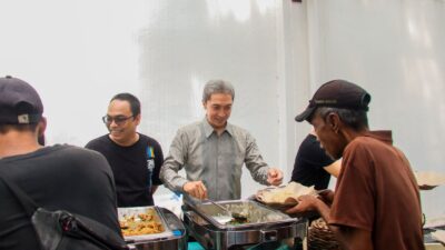 Dedie Rachim Ikut Hidangkan Makanan kepada Masyarakat di Sabtu Berbagi Regina Pacis
