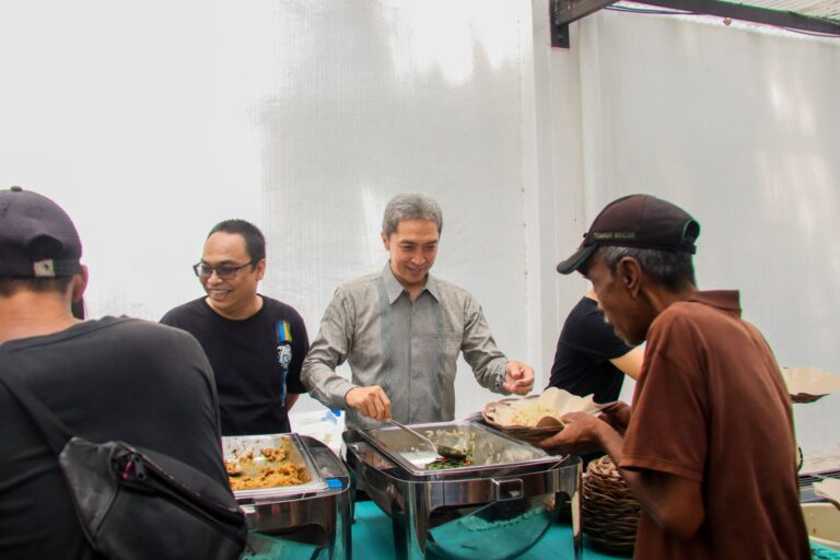 Dedie Rachim Ikut Hidangkan Makanan kepada Masyarakat di Sabtu Berbagi Regina Pacis