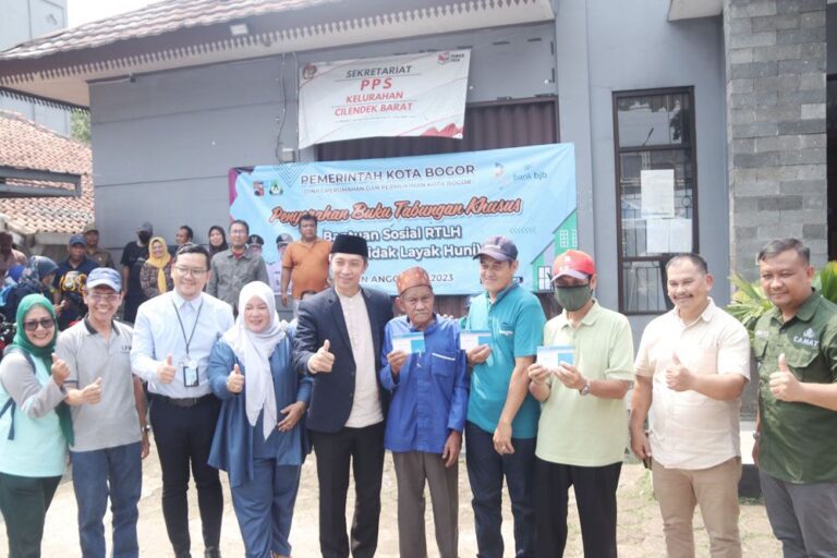 Dedie Rachim Serahkan Bansos RTLH kepada 115 Penerima di Kelurahan Cilendek Barat