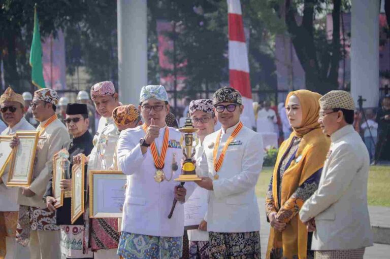 Moment Terakhir Gubernur dan Wagub Peringati Hari Jadi ke-78 Jawa Barat, Kota Bogor Terima Penghargaan Adminduk Terbaik 1
