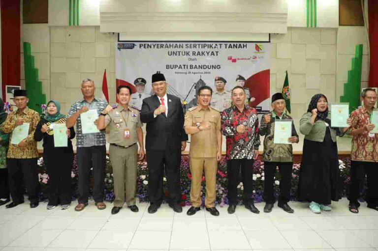 26.500 Sertifikat PTSL Dibagikan, Bupati “hampir 1.030.000 bidang tanah di Kabupaten Bandung harus kita miliki datanya”