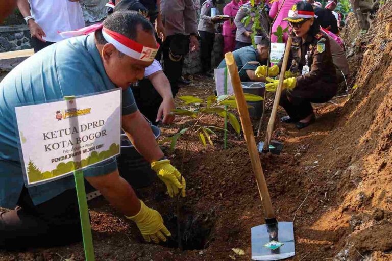 Lestarikan Alam, DPRD dan Kapolresta Bogor Kota Lakukan Penanaman Bibit Pohon di Kampung Sicapit