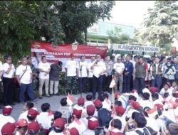 Demi Merah Putihkan Kabupaten Bogor, Plt. Bupati Bagikan Bendera Merah Putih Kepada Masyarakat,