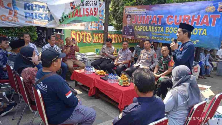 ‘Jum’at Curhat’ Kapolresta Bogor Kota Gelar ‘Jum’at Barokah’ di Jalan Surya Kancana