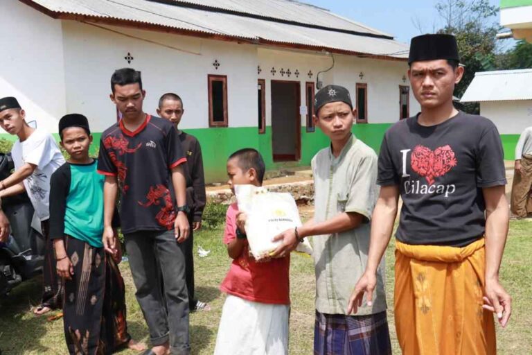 Tempuh Jalur Terjal Demi Salurkan Bantuan Beras untuk Pesantren di Sukamakmur