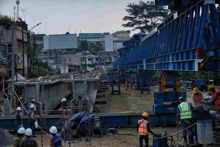 Inspeksi Jembatan Otista, Dedie Rachim Ingatkan Kontraktor Pengerjaan Tepat Waktu dan Berkualitas