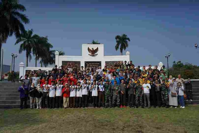 Dedie Rachim dan Masyarakat Bebersih dan Pengecatan TMP Dreded Jelang Hari Pahlawan